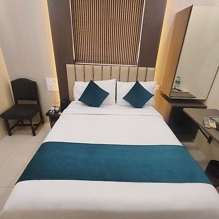 Hotel Triton - Near Us Embassy - Hotel In Sion ムンバイ エクステリア 写真