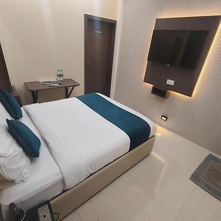 Hotel Triton - Near Us Embassy - Hotel In Sion ムンバイ エクステリア 写真
