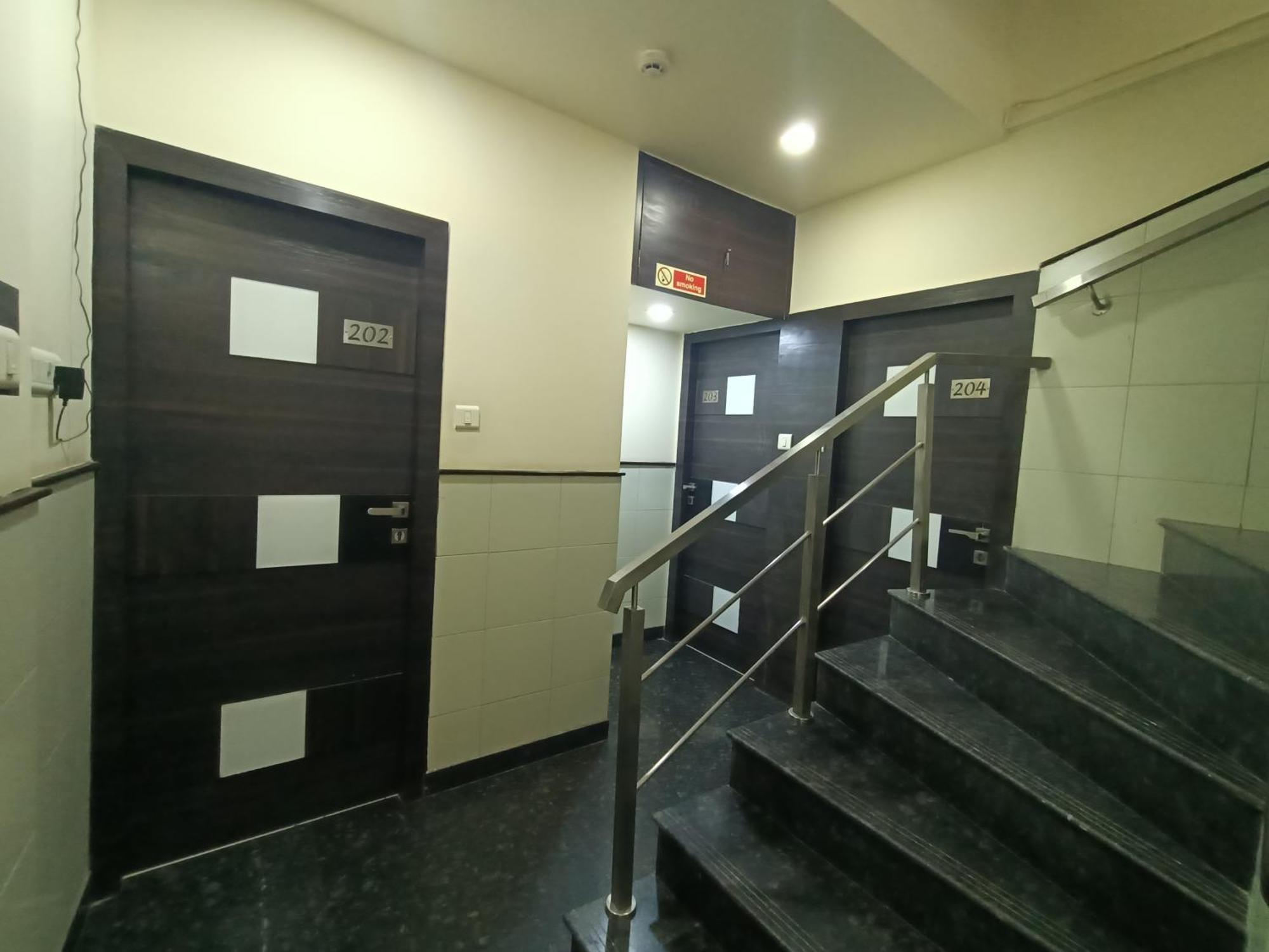 Hotel Triton - Near Us Embassy - Hotel In Sion ムンバイ エクステリア 写真