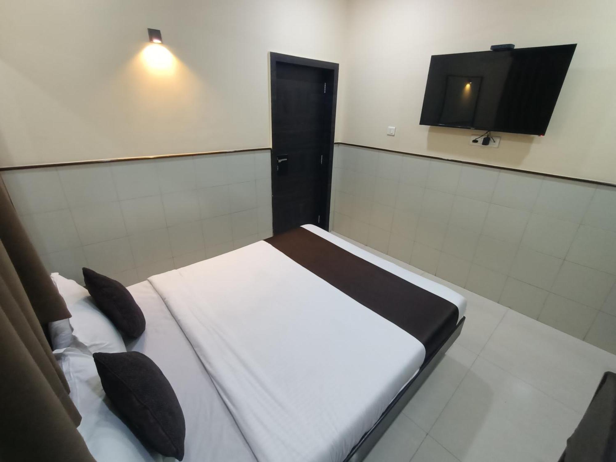 Hotel Triton - Near Us Embassy - Hotel In Sion ムンバイ エクステリア 写真