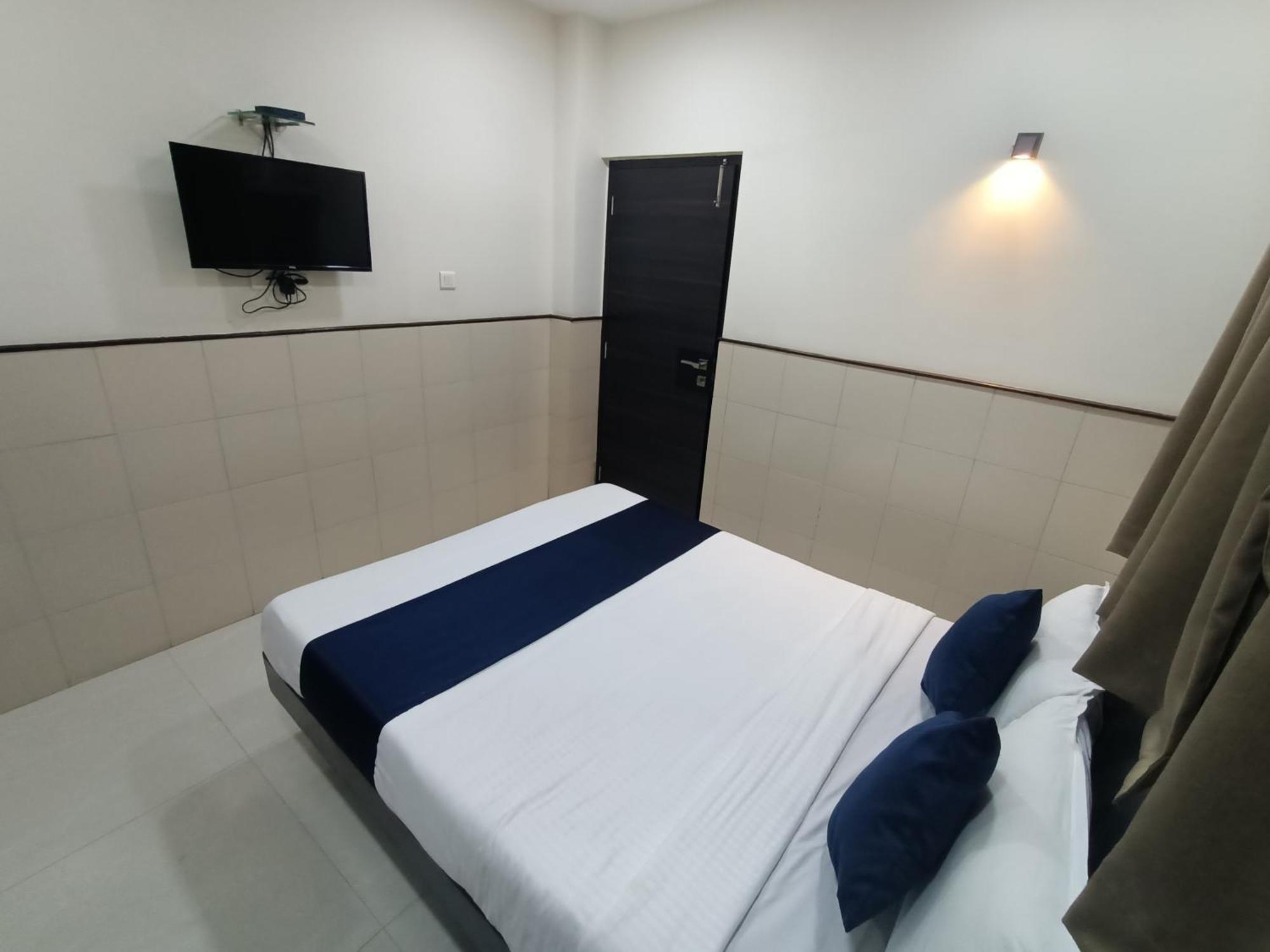 Hotel Triton - Near Us Embassy - Hotel In Sion ムンバイ エクステリア 写真