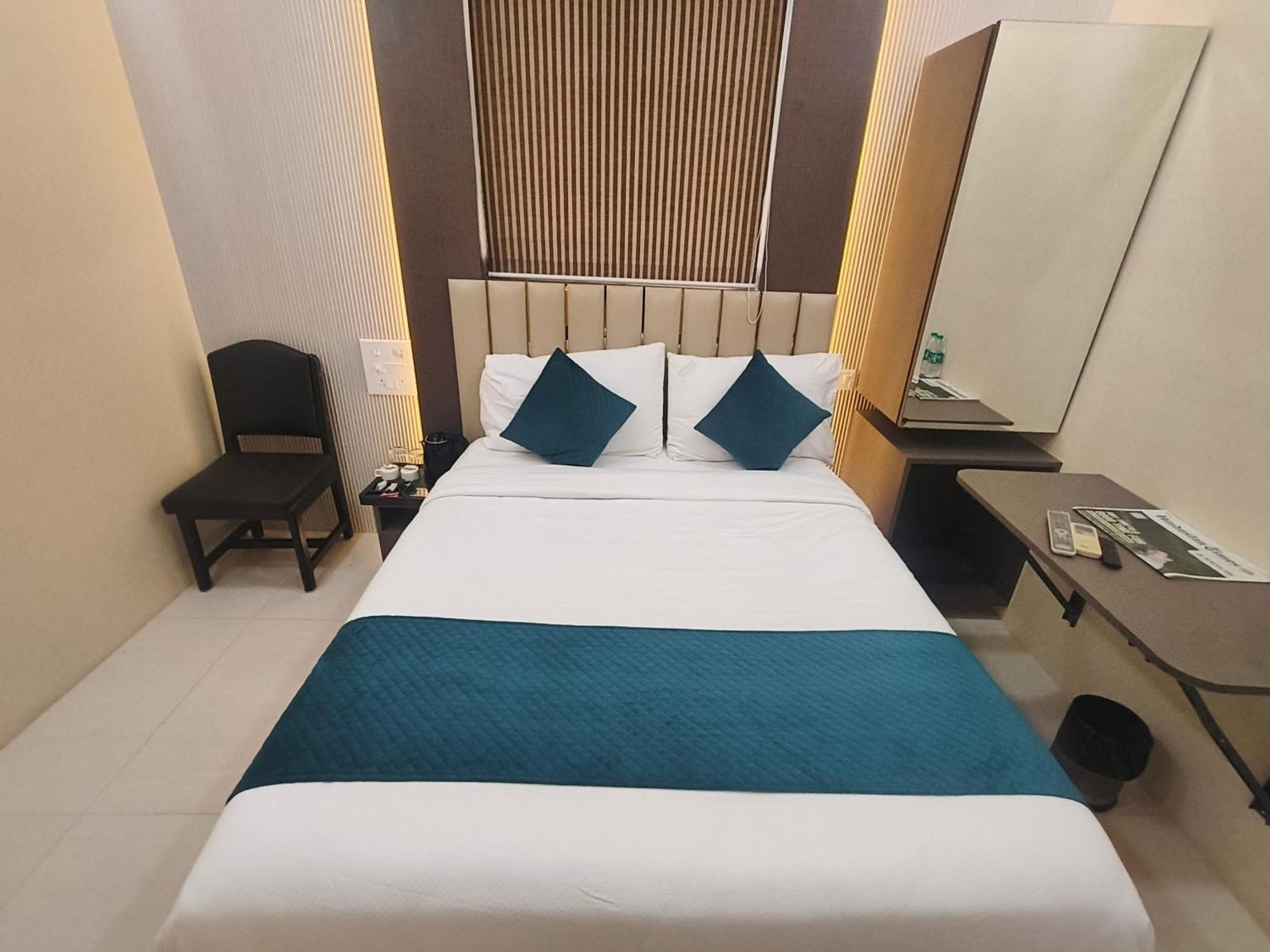 Hotel Triton - Near Us Embassy - Hotel In Sion ムンバイ エクステリア 写真