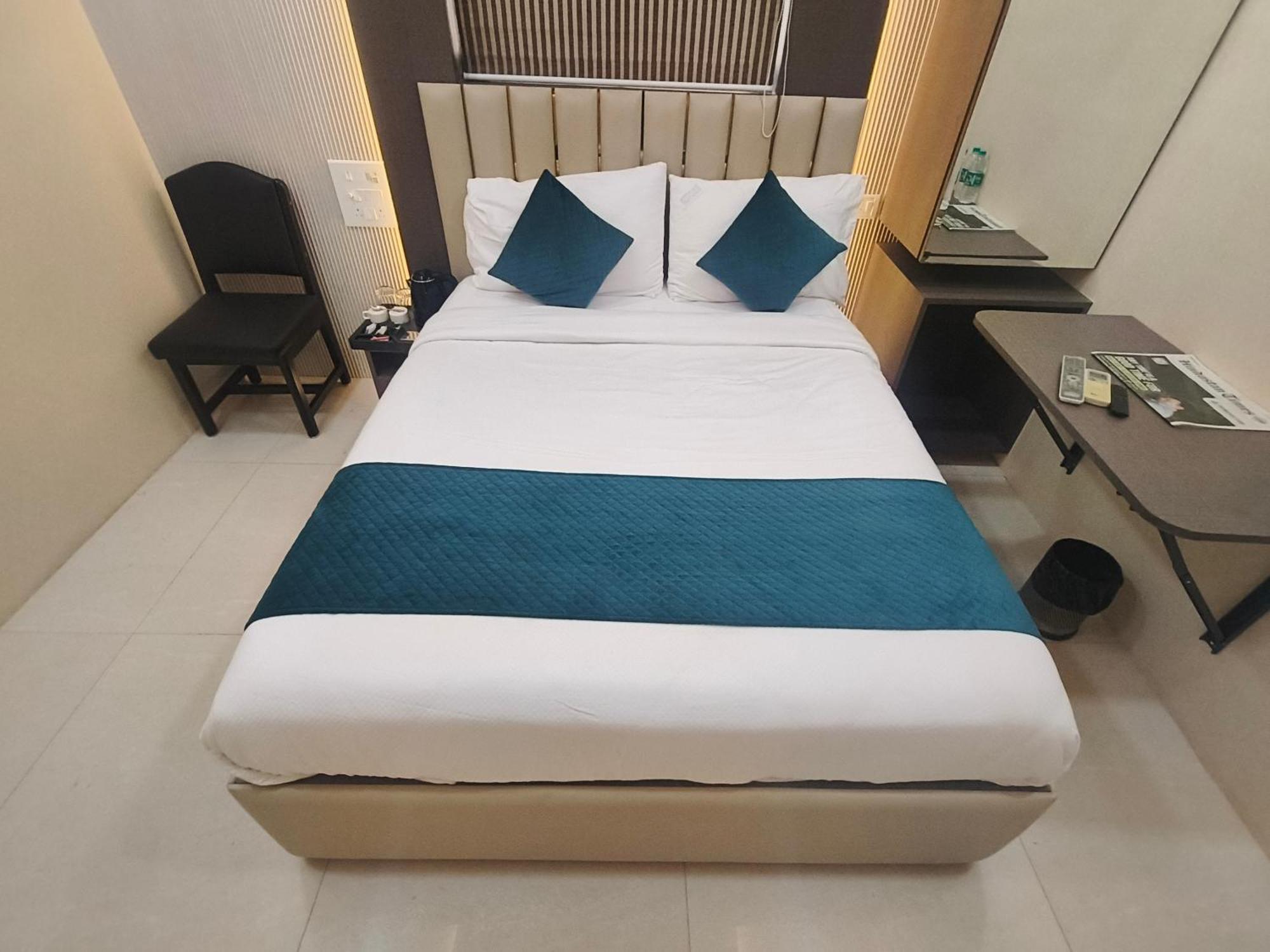 Hotel Triton - Near Us Embassy - Hotel In Sion ムンバイ エクステリア 写真
