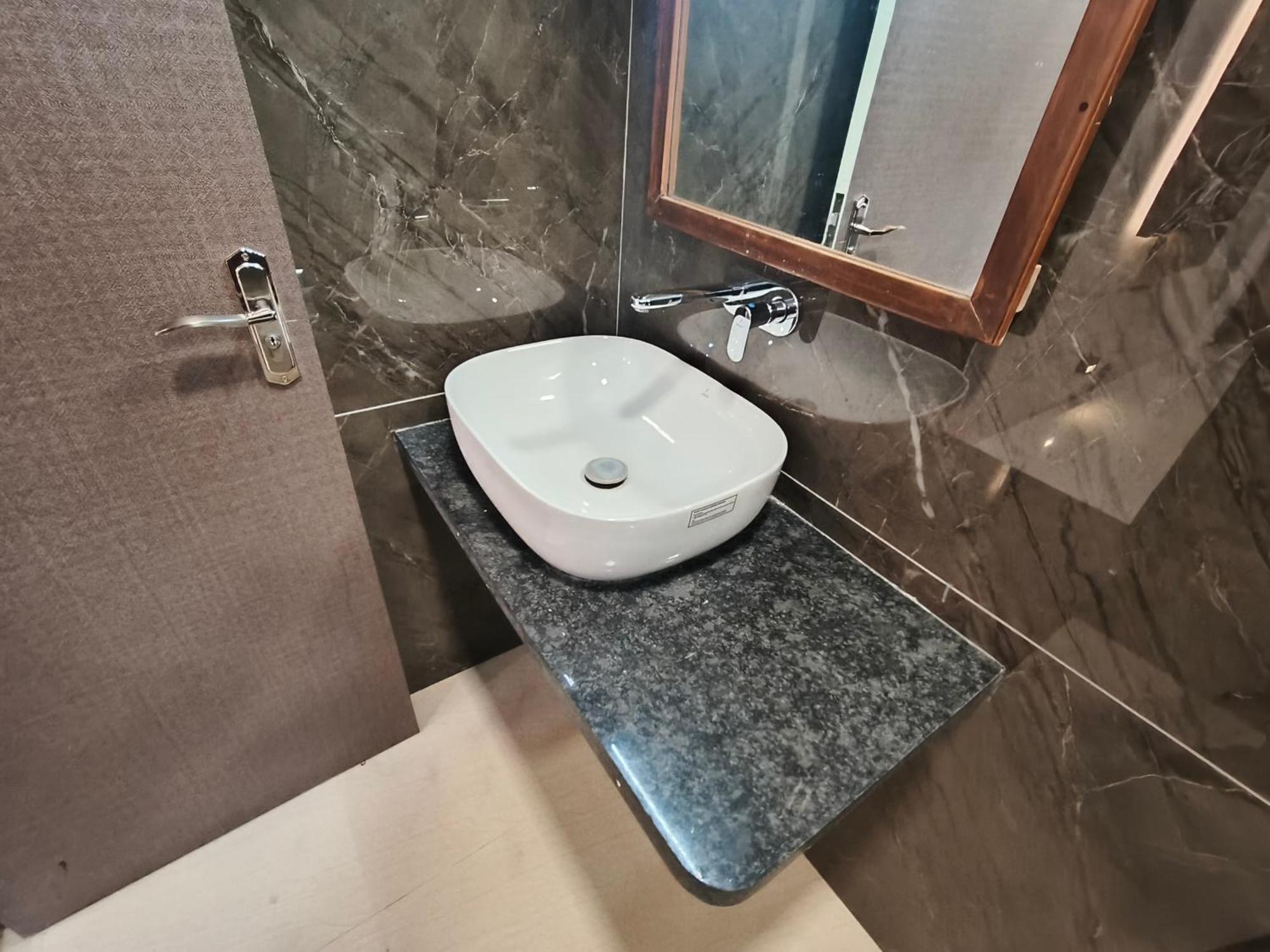 Hotel Triton - Near Us Embassy - Hotel In Sion ムンバイ エクステリア 写真