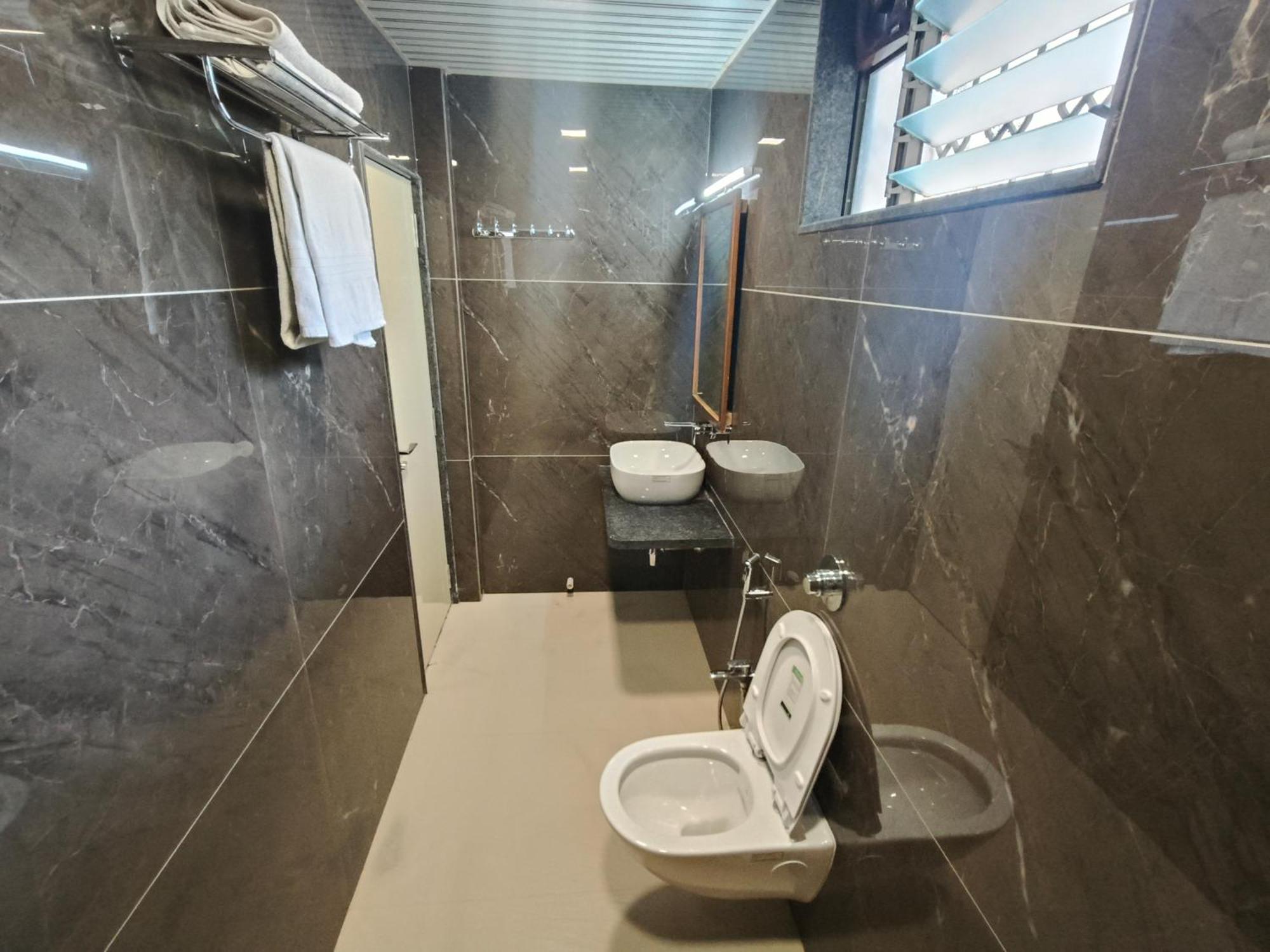 Hotel Triton - Near Us Embassy - Hotel In Sion ムンバイ エクステリア 写真